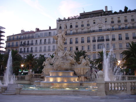 Toulon_place_de_la_liberté-fontaine