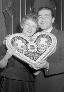 Törőcsik Mari és Soós Imre kezükben mézeskalács szívvel a Körhinta című film ősbemutatóján az Uránia Filmszínházban