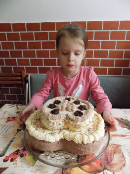 Az ünnepelt  a tortával 
