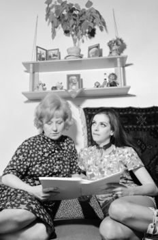 Komlós Juci - Földessy Margit Anya és lánya. Ez a fotó 1972-ben  készült budapesti otthonukban