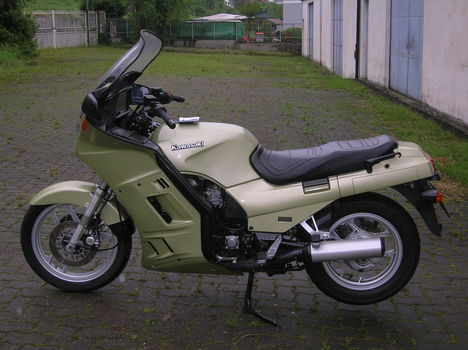 Kawasaki GTR1000 2