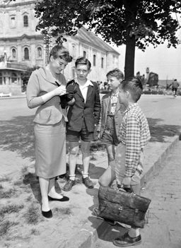 Földi Teri gyerekeknek autogrammot osztogat 1960