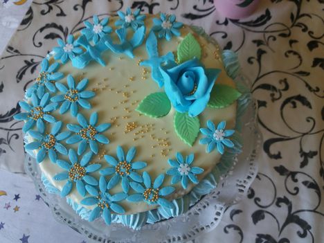 Gesztenye torta kék virágokkal