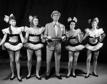Major Tamás (Archie Rice) a girlökkel John Osborne A komédiás című színművében