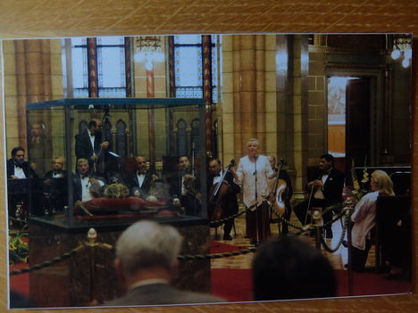 Kilencvenes évek vége. Emlékezetes gála koncert a Parlament kupolaterméből.