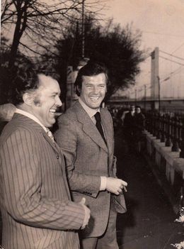 Roger Moore és Láng József a pesti Duna-parton