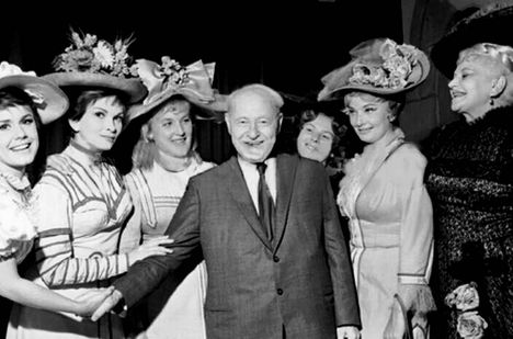 Lehoczky Zsuzsa, Tiboldi Mária, Mednyánszky Ági, Szirmai Albert, Rajnay Elly, Petress Zsuzsa és Ladomerszky Margit