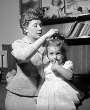 Ruttkai Éva kislányát, Júliát fésüli otthonukban, 1956-ban Fotó Keleti Éva