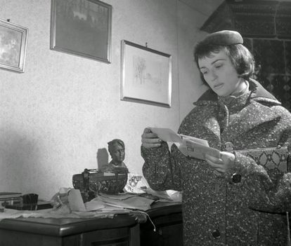 Gordon Zsuzsa színművésznő leveleit olvassa otthonában