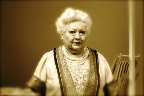 Molnár Piroska Szerémi grófnő szerepében a Nagymama c. színdarabban