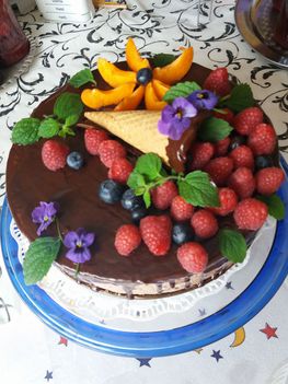 Születésnapi  csokis torta gyümölcsökkel