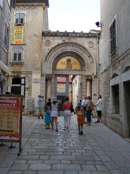 a bazilika bejárata.
