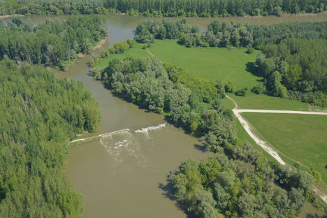 Cikolaszigeti Kőhídi vízszintszabályozó műtárgy árvízi helyzetben, Dunasziget 2017 május 10.-én