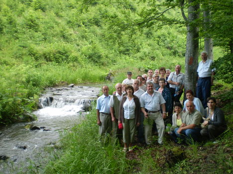 A delegáció a hegyi patak mellett