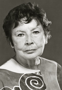 Olsavszky Éva Kossuth-díjas, a Budapesti Katona József Színház alapító tagja.