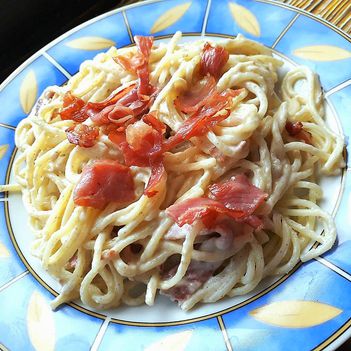 Sajtszószos-baconös spagetti