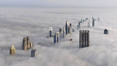 felhőátszúró tornyok és az épülő burj dubai