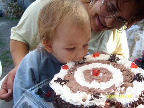 Lelle a szülinapi tortával birkózik 2007-09-15