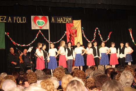 A március 1-i Ünnepi műsort Újpesten kis diák kórus  színesítette.