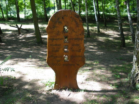 Millenniumi emlékfa ültetésének idejét és az elültetők nevét jelző tábla