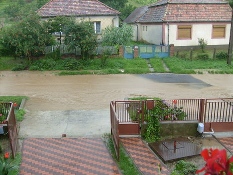 Fő utcában zivatar