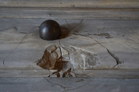 palla di cannone nel gradino della scala di Palazzo Colonna