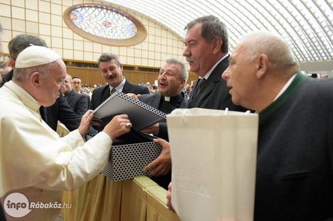 I.Ferenc pápa átveszi a kónyiak ajándékát