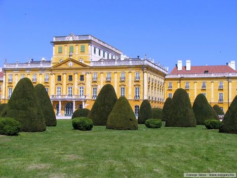 Eszterházy-kastély-Fertőd-Magyarország