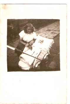 1954 tavasza: Bacsó Ilonka és édesanyja. /Kép: Bacsó Miklósné/