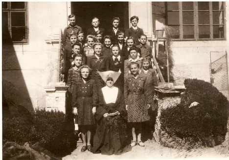 Irgalmas nővérek intézete, végzős 8. osztályos tanulók, 1948. /Kép: Bacsó Miklósné/