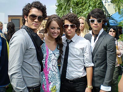 Jonas Brothers és Miley Cyrus