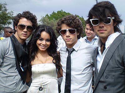 Jonas Brothes és  Vanessa Hudgens