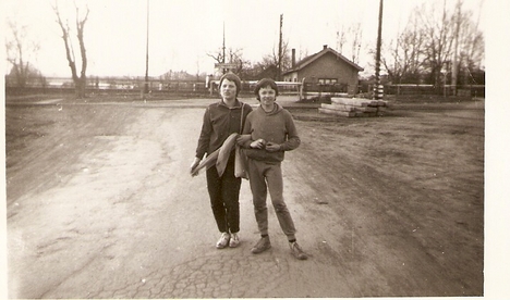 Vasútállomás. Előtérben Énekes piroska és Hucker Tamás. 1980 körül. /Kép: Gänszler Gábor/