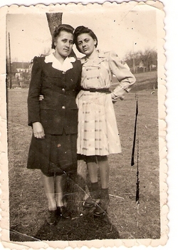 Wagner Teréz és Hucker Mária divatosan, 1950-es évek eleje. /Kép: Bacsó Miklósné/