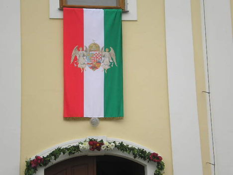 2009 búcsú, bejárat zászlóval