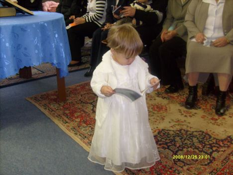 iker kislány keresztelőruhában