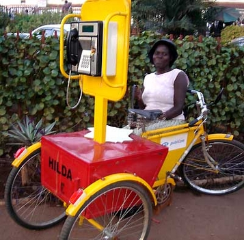 az ugandai hilda mobil telefonja