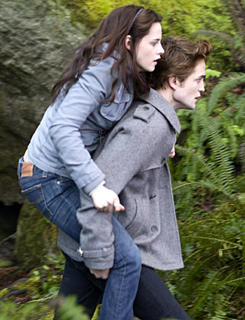 Edward kiviszi Bellát a hegytetőre