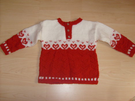 szivecskés pulóver