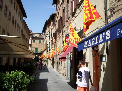Volterra városazászlós  középkori hangulatot idéz