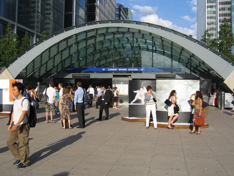 Egy nyár Londonbanndon-Underground-station-main-entrance-in-summer-sunshine-2005-commuters-dress-down-Friday-clothes-temporary-art-installation-by-Reuters-1-DHD