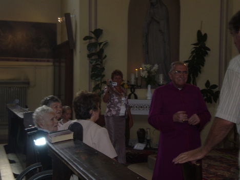 A mama 105 évesen áldást kap a templomban