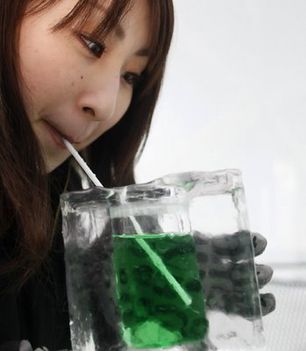 japán lány koktélt iszik jégtömbből