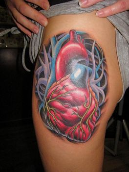 Szív tattoo combon