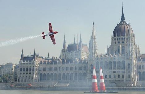 Matthias Dolderer a parlament előtt repül