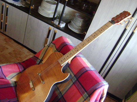 Készülő gitár