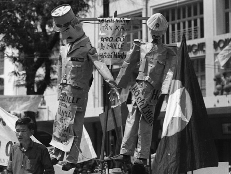 De_Gaulle_es_Ho_Si_Minh_babuja_fellogatva_a_Nemzeti_Szegyen-napon_-_Saigon-1964