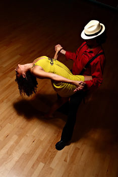salsa tánc képek 01. - kit érdekel a gravitáció? :)