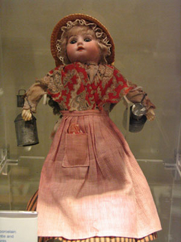régi játékbaba a Bowes Museum-ban