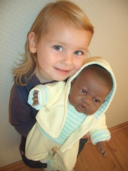 fehér kislány a négerbabájával